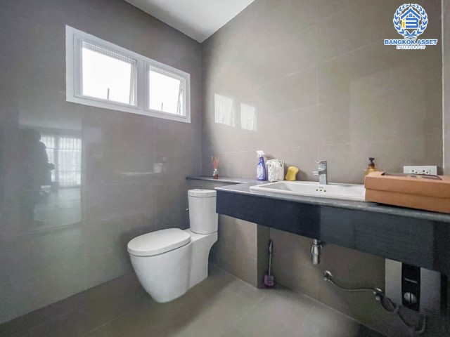 *****ทาวน์เฮ้าส์มือสอง ม.เดอะเซอเรโน่ บาย โบนันซ่า แจ้งวัฒนะ หลังมุม บรรยากาศดี เนื้อที่กว้างขวางมากถึง 29 ตร.ว. ภายในสวย ฟังก์ชัน 3 ห้องนอน 3 ห้องน้ำ ที่จอดรถ 1 คัน บ้านสไตล์โมเดิร์น บนทำเลแห่งการเดินทาง ใกล้รถไฟฟ้าสายสีชมพู "สถานีเมืองทองธานี" และจุดขึ้นทางด่วน "แจ้งวัฒนะ"